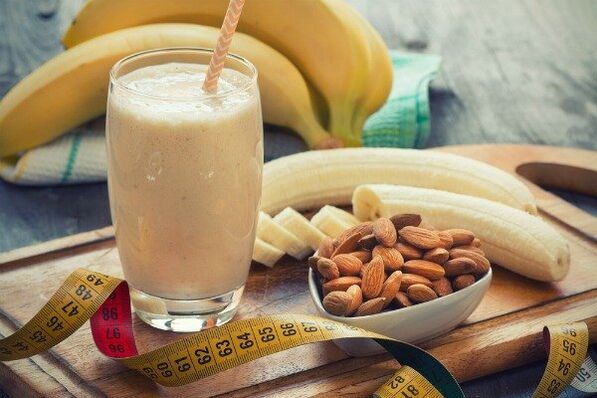 Smus with a banana and almonds
